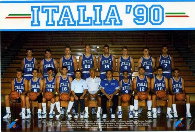 Nazionale Italiana maschile del 1990. Si riconoscono Pittis, Vescovi, Rusconi, Cantarello, Costa, Pessina, Bosa, Dell’Agnello, Morandotti, Esposito, Rossini, Niccolai, Galleani, Gamba, Zorzi, Attrua, Riva, Iacopini, Brunamonti.